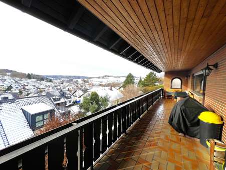 Balkon im Erdgeschoss - Zweifamilienhaus in 63860 Rothenbuch mit 236m² kaufen