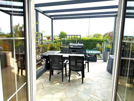 überdachte Terrasse aus dem Schlafzimmer fotografiert - Einfamilienhaus in 64291 Darmstadt mit 227m² kaufen