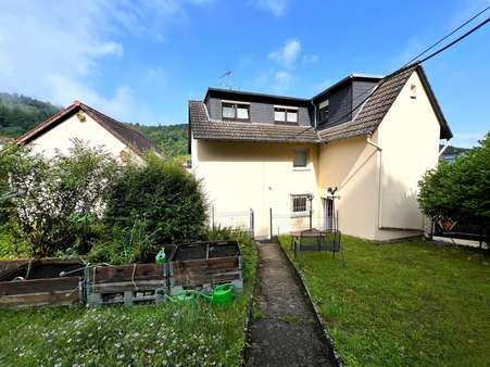 Blick vom Garten aufs Haus und Nebengebäude - Zweifamilienhaus in 64367 Mühltal mit 164m² kaufen
