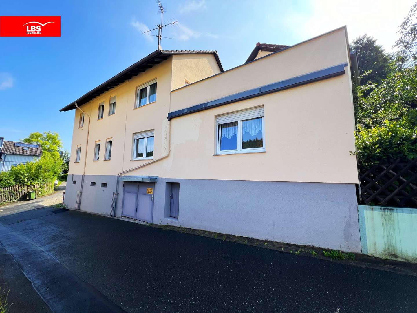 Strassenansicht. - Zweifamilienhaus in 64367 Mühltal mit 164m² kaufen