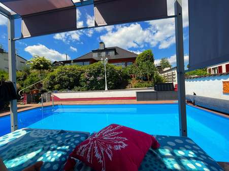 traumhafter Pool mit Blick auf das Haus traumhafter Pool mit Blick auf das Haus - Einfamilienhaus in 63755 Alzenau mit 185m² kaufen