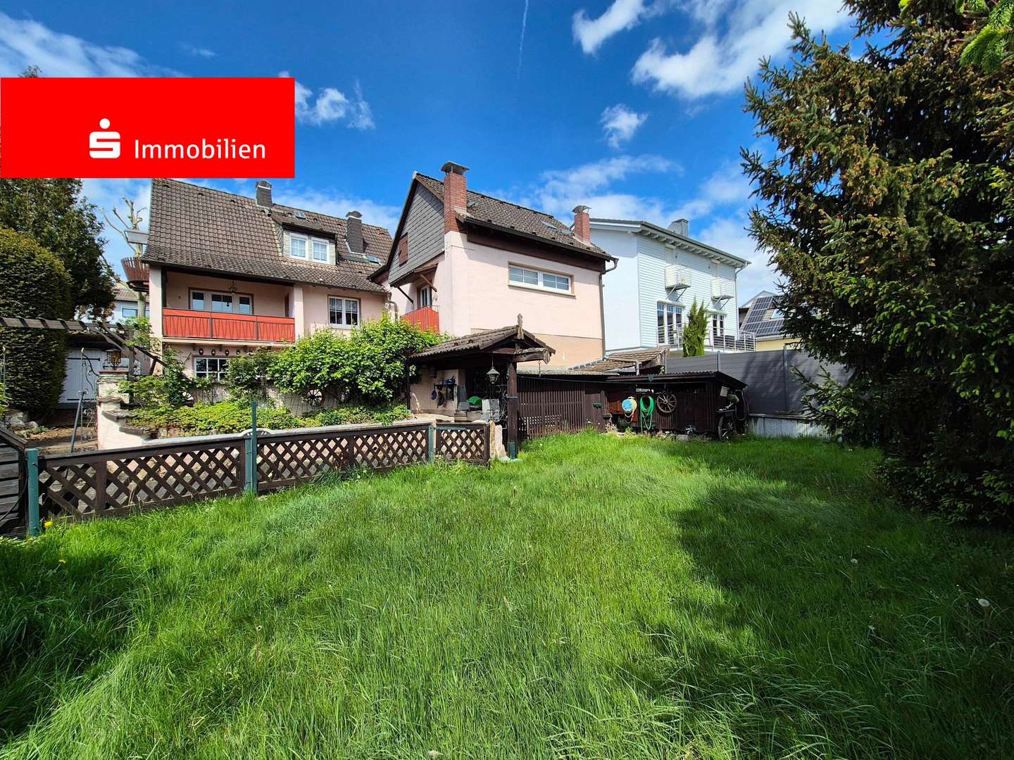 Hinteransicht mit Garten - Zweifamilienhaus in 61381 Friedrichsdorf mit 166m² kaufen