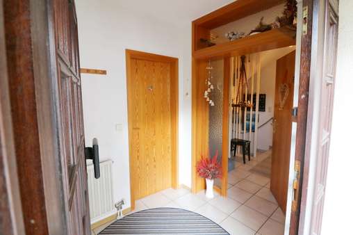 Eingangsbereich - Herzlich Willkommen - - Reihenmittelhaus in 61381 Friedrichsdorf mit 94m² kaufen