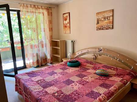 Schlafzimmer mit Balkon - Erdgeschosswohnung in 64291 Darmstadt mit 77m² kaufen
