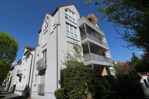 Ansicht Front mit Balkonen - Etagenwohnung in 61350 Bad Homburg mit 36m² kaufen