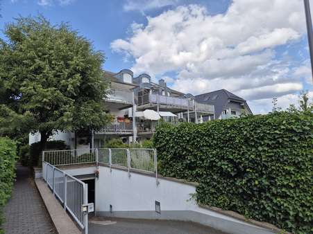 Hausansicht mit TG-Einfahrt Hausansicht mit TG-Einfahrt - Souterrain-Wohnung in 61440 Oberursel mit 33m² kaufen