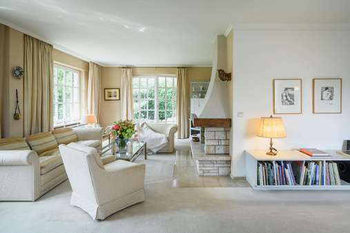 Wohnbereich mit Kamin - Villa in 61462 Königstein mit 320m² kaufen