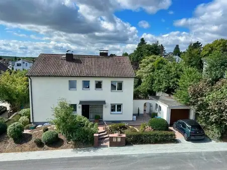 Zweifamilienhaus mit traumhaftem Grundstück in Friedrichsdorf