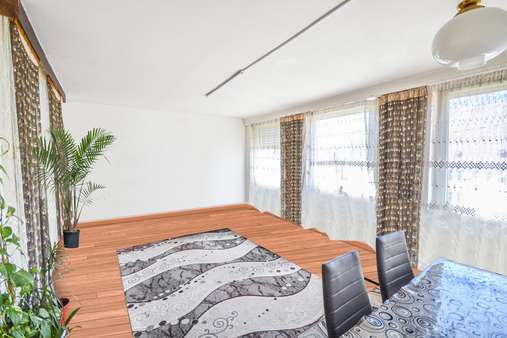 Wohn- und Esszimmer - Etagenwohnung in 70327 Stuttgart mit 80m² kaufen