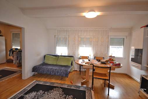 Wohnzimmer - Etagenwohnung in 70327 Stuttgart mit 56m² kaufen