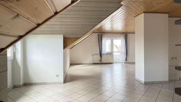 Blick in das Wohnzimmer - Dachgeschosswohnung in 72379 Hechingen mit 77m² kaufen
