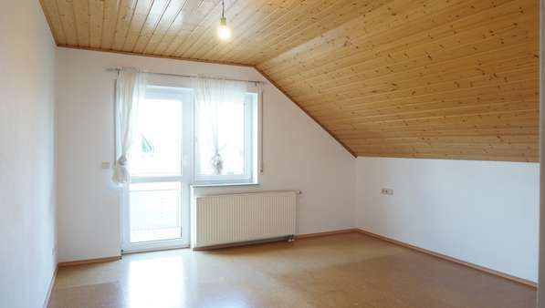 Schlafzimmer mit Balkonzugang - Dachgeschosswohnung in 72379 Hechingen mit 77m² kaufen