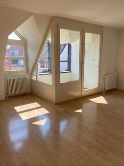 Wohnzimmer (leer) - Dachgeschosswohnung in 72636 Frickenhausen mit 52m² kaufen