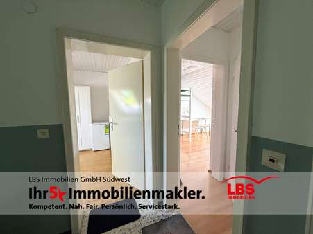 Zugang der Zimmer vom Flur - Dachgeschosswohnung in 76185 Karlsruhe mit 30m² mieten