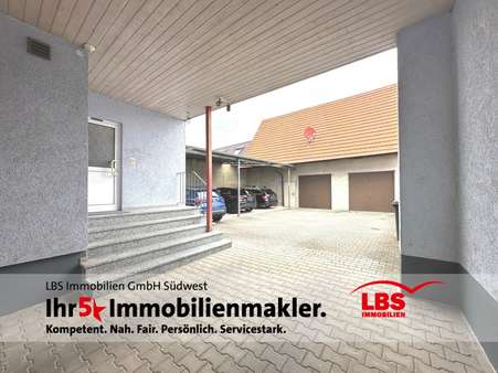 Hauseingang und Stellplätze - Dachgeschosswohnung in 76698 Ubstadt-Weiher mit 80m² kaufen