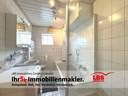 Helle, gemütliche 4 Zimmerwohnung mit Garage, Carport und Gartenanteil