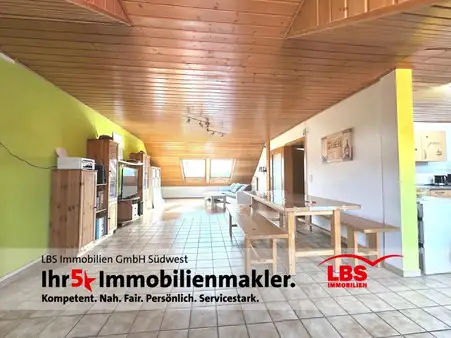 Helle, gemütliche 4 Zimmerwohnung mit Garage, Carport und Gartenanteil