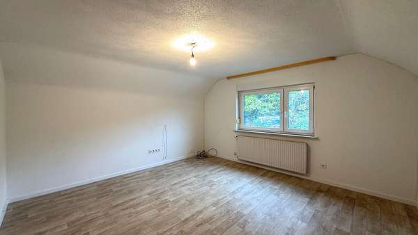 Mansardenzimmer - Etagenwohnung in 76327 Pfinztal mit 111m² kaufen