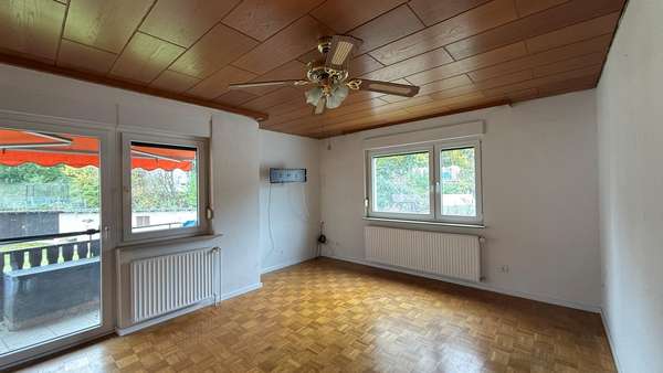 Wohnzimmer - Etagenwohnung in 76327 Pfinztal mit 111m² kaufen