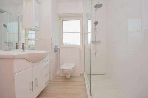 Neues Badezimmer mit bodenarmer Dusche. - Etagenwohnung in 25421 Pinneberg mit 85m² kaufen