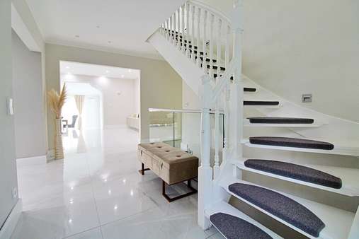Flur mit stilvoller weißer Holztreppe - Einfamilienhaus in 21109 Hamburg mit 180m² kaufen