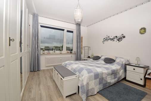 erstes Schlafzimmer - Etagenwohnung in 25479 Ellerau mit 75m² kaufen