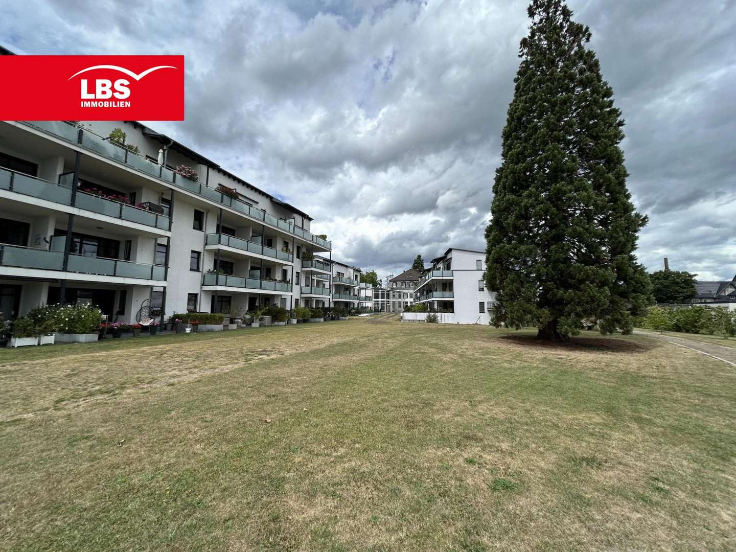 Parkansicht Parkansicht - Dachgeschosswohnung in 41748 Viersen mit 68m² kaufen