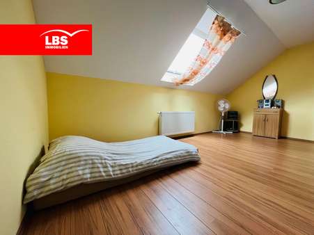 Schlafzimmer - Maisonette-Wohnung in 53227 Bonn mit 104m² günstig kaufen