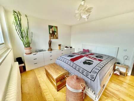 Schlafzimmer - Dachgeschosswohnung in 53117 Bonn mit 106m² günstig kaufen