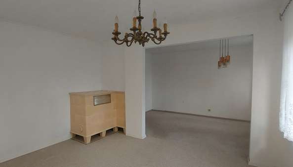 Wohnzimmer mit Ofen im EG - Doppelhaushälfte in 02692 Großpostwitz mit 105m² kaufen