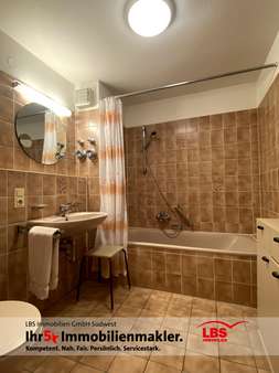 Badezimmer mit Duschwanne Badezimmer mit Duschwanne - Etagenwohnung in 79853 Lenzkirch mit 73m² kaufen