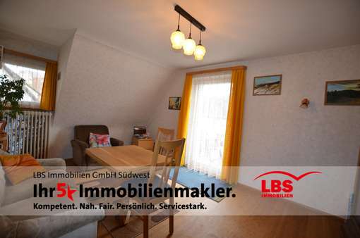Wohnzimmer mit Balkonzugang - Zweifamilienhaus in 79822 Titisee-Neustadt mit 112m² kaufen