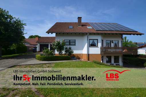 Frontansicht mit PV-Anlage - Einfamilienhaus in 79843 Löffingen mit 220m² kaufen
