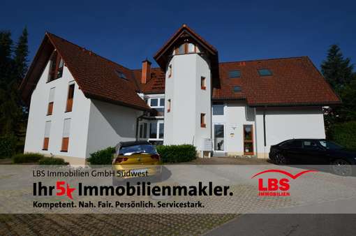 Frontansicht Mehrfamilienhaus Frontansicht Mehrfamilienhaus - Etagenwohnung in 79877 Friedenweiler mit 57m² kaufen