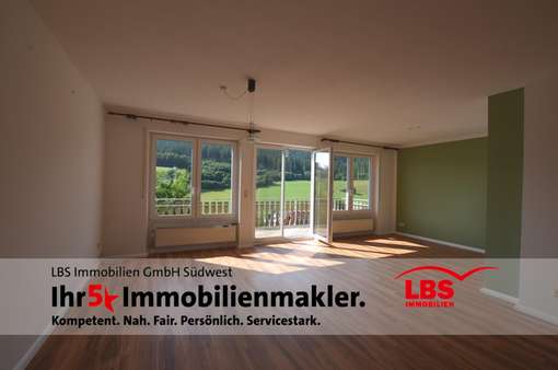 helles und großzügiges Wohnzimmer helles und großzügiges Wohnzimmer - Einfamilienhaus in 79822 Titisee-Neustadt mit 160m² kaufen