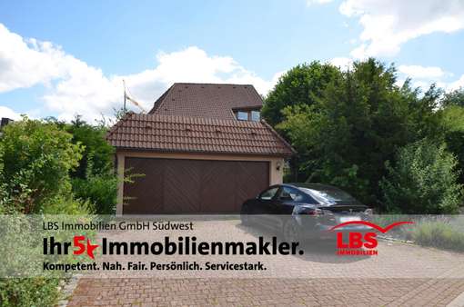 Hausansicht mit Garage Hausansicht mit Garage - Einfamilienhaus in 79843 Löffingen mit 200m² kaufen