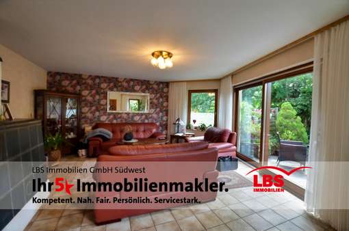 Wohnzimmer mit Kachelofen Wohnzimmer mit Kachelofen - Einfamilienhaus in 79843 Löffingen mit 200m² kaufen