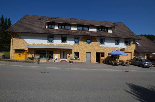 Straßenansicht mit Gewerbe Straßenansicht mit Gewerbe - Sonstige in 79871 Eisenbach mit 725m² kaufen