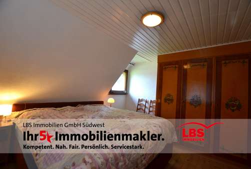 Schlafzimmer mit urigem Einbauschrank DG - Einfamilienhaus in 79853 Lenzkirch mit 93m² kaufen