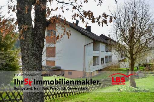 Hausansicht mit Balkonen - Etagenwohnung in 79877 Friedenweiler mit 108m² kaufen