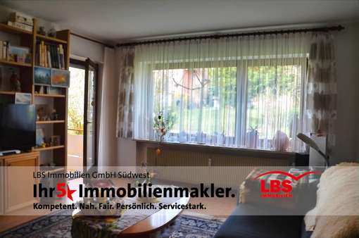 Wohnzimmer mit Balkonzugang - Etagenwohnung in 79877 Friedenweiler mit 108m² kaufen