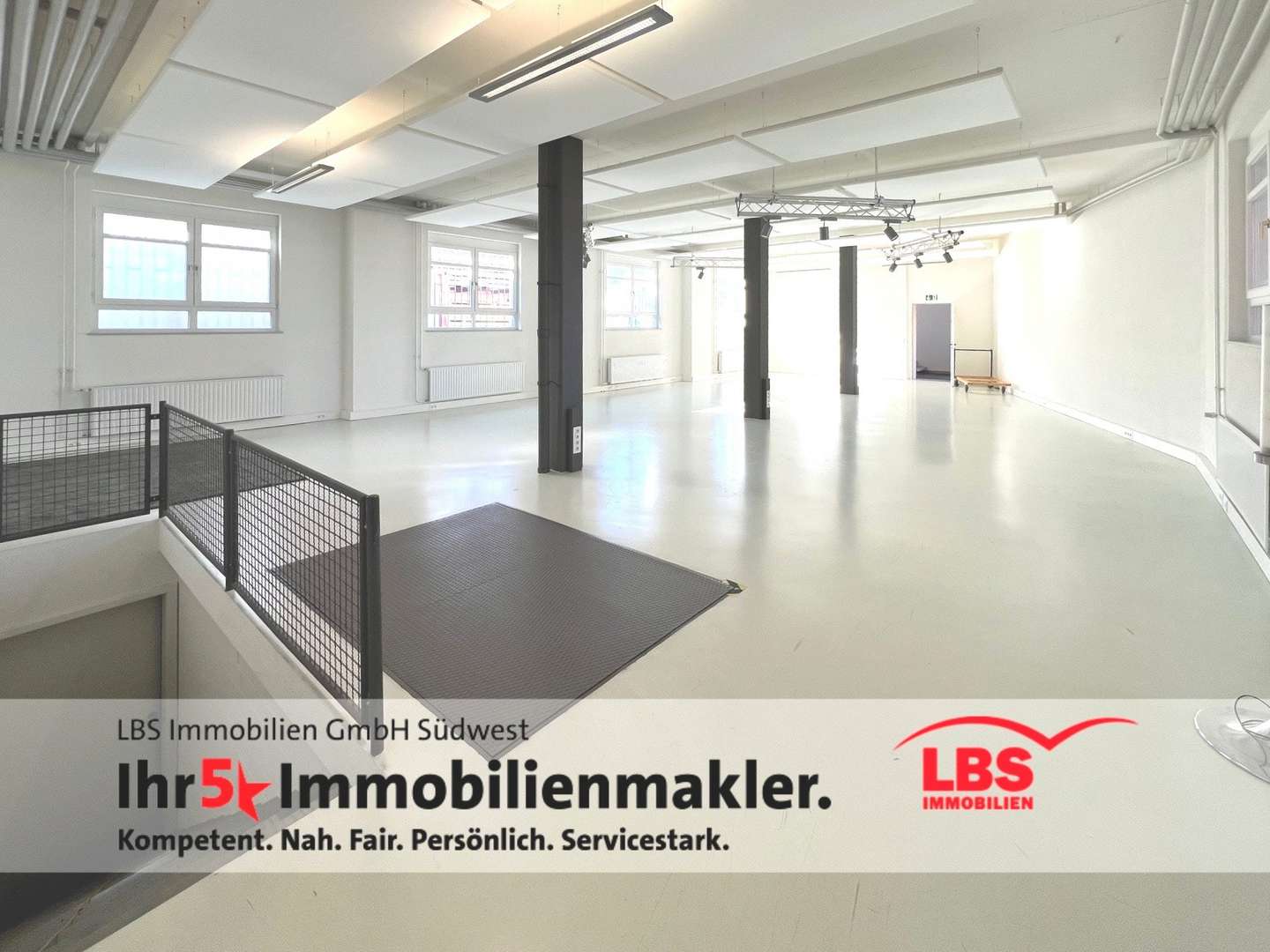 Halle Showroom EG Halle Showroom EG - Produktion in 79199 Kirchzarten mit 1170m² kaufen