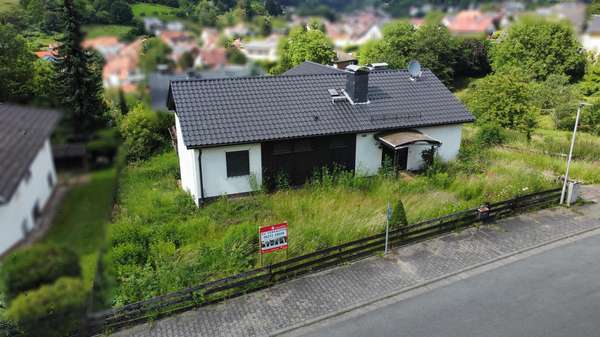 Drohnenaufnahme Straßenseite - Einfamilienhaus in 64686 Lautertal mit 186m² kaufen