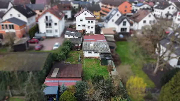 Renovierungsbedürftiges Juwel auf großem Grundstück