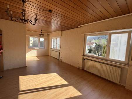 Wohnzimmer - Doppelhaushälfte in 64625 Bensheim mit 117m² kaufen