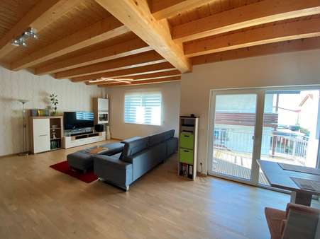 Wohnzimmer mit Balkon - Maisonette-Wohnung in 64683 Einhausen mit 123m² kaufen