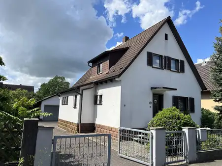 Freistehendes Einfamilienhaus mit Gartenoase in Auerbach