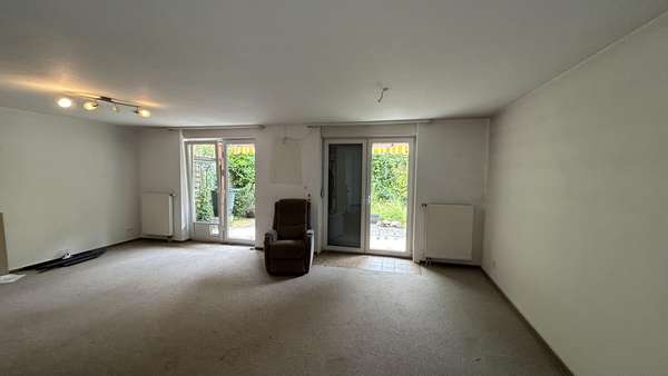 Wohnzimmer - Doppelhaushälfte in 64625 Bensheim mit 176m² kaufen