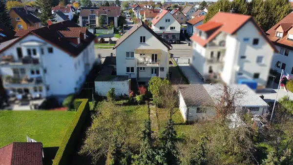 Zentral gelegenes Zweifamilienhaus mit großem Garten