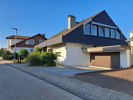 Straßenansicht - Einfamilienhaus in 64673 Zwingenberg mit 241m² kaufen